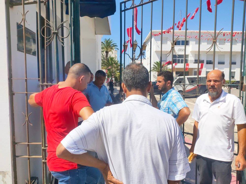 بسبب المندوبية الجهوية للتربية.. مقاولون يحتجون أمام مقر ولاية بنزرت